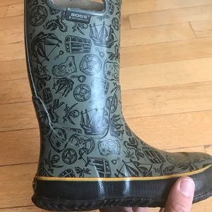 Youth Bogs boots size 1
